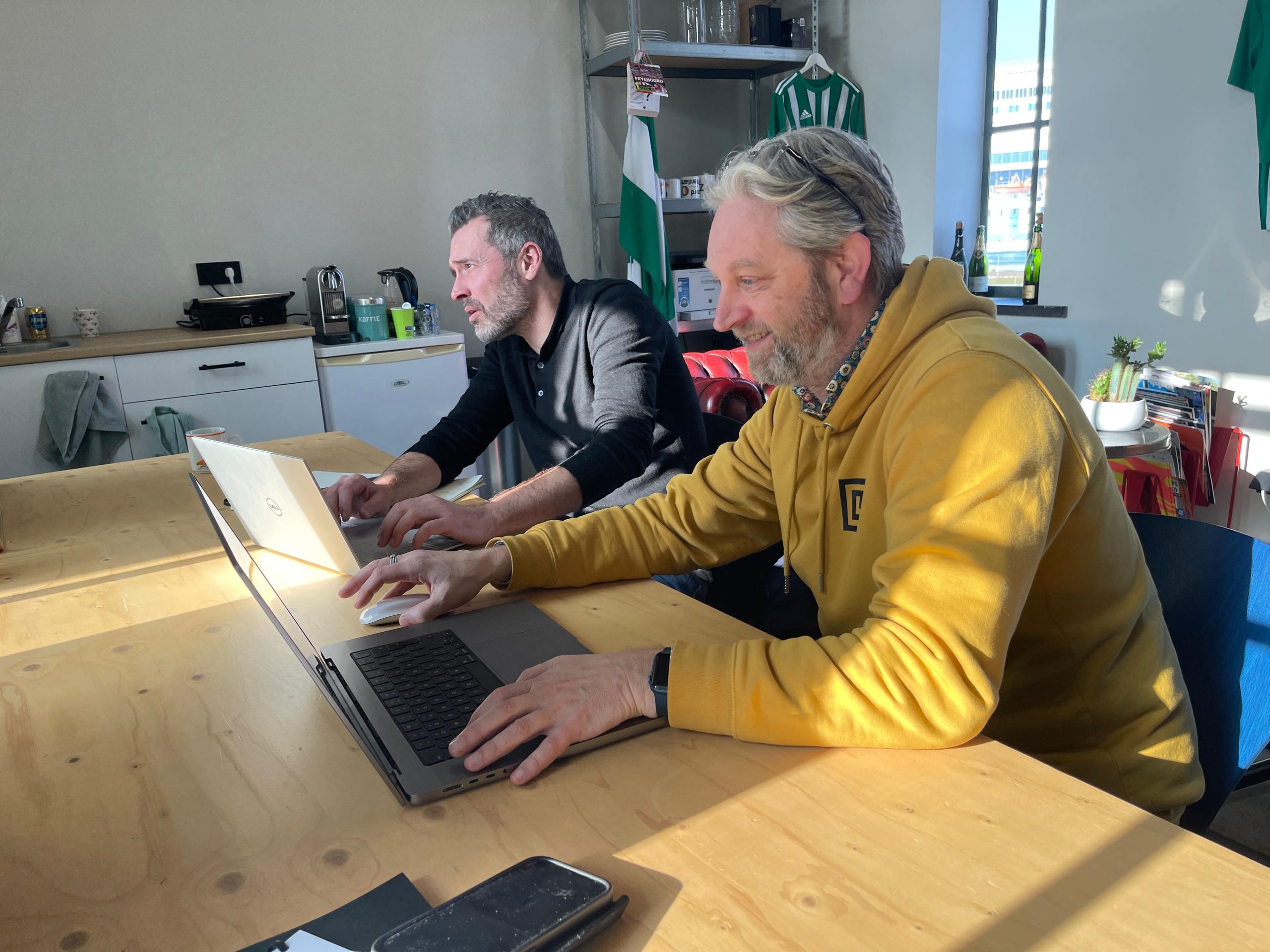 Dylan Donia en Maurits Honée aan het werk - Ministerie van Online & Lumon Group